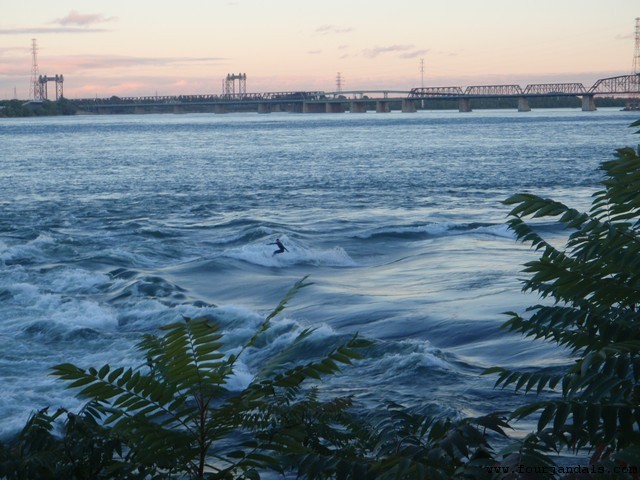 Performing-a-cutback-in-Montreal-River-Surfing