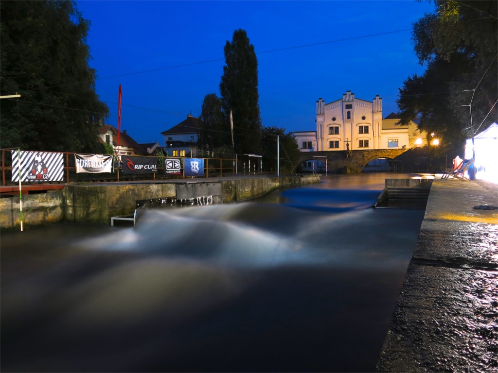 Výhled z vlny - renesanční mlýn a třetí nejstarší kamenný most v ČR.